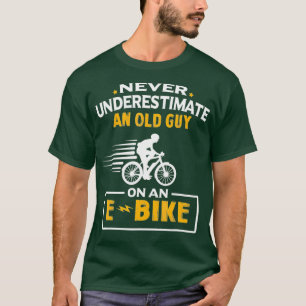 Mannen onderschatten nooit een oude man op een EBO T-shirt