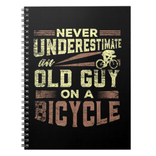 Mannen onderschatten nooit een oude man op een fie notitieboek