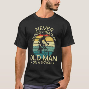 Mannen onderschatten nooit een oude man op een fie t-shirt
