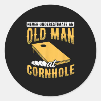 Mannen onderschatten nooit het oude Mannen zakje b Ronde Sticker