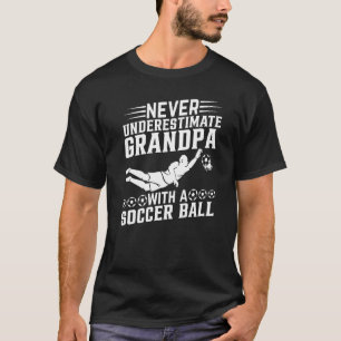 Mannen onderschatten opa nooit met een voetbal t-shirt