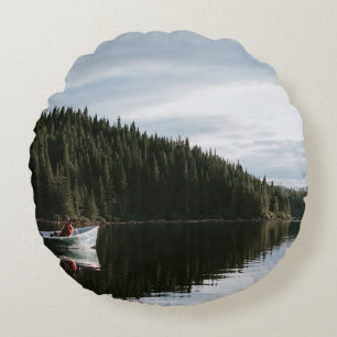 MANNEN OP MOTORBOAT ONDER CLOUDY SKY ROND KUSSEN