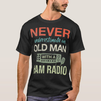 Mannen oud Man met een radioantenne-uurradio op T-shirt