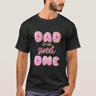 Mannen pa van Sweet 1 eerste verjaardag met een ge T-shirt