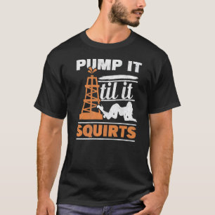 Mannen pomp tot hij rughneolie rig olie oprolt t-shirt