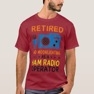 Mannen radio-operator in ruste motorverlichting t-shirt