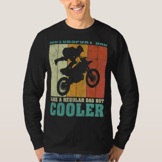 Mannen retrosportvader als een gewone D T-shirt