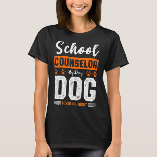 Mannen schooladviseur per dag naar nachtstudent t-shirt