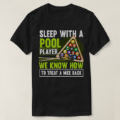 Mannen slaapstand met een pool Player Funny Billia T-shirt (Design voorkant)