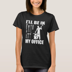Mannen smid ontwerp smid aambeeld en hamer t-shirt