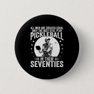 Mannen spelen pickle ball in de jaren zeventig gra ronde button 5,7 cm