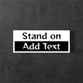 Mannen staat op iets T-shirt