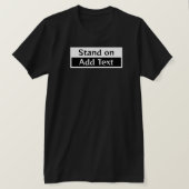 Mannen staat op iets T-shirt (Design voorkant)