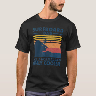 Mannen surfplank als een normale vader, alleen koe t-shirt