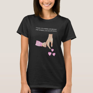 Mannen vader en dochter die handen van een Baby va T-shirt