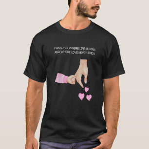 Mannen vader en dochter die handen van een Baby va T-shirt