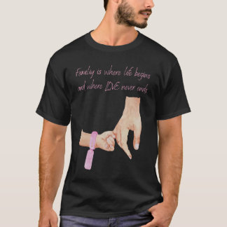 Mannen vader van een meisje dat handen houdt met e t-shirt