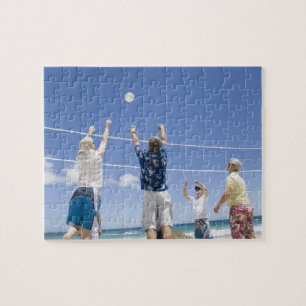 Mannen voor de volleybal op het strand. legpuzzel