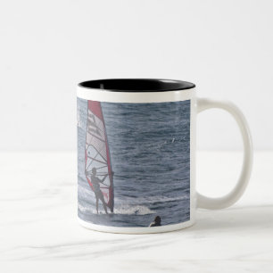 Mannen windsurfing tweekleurige koffiemok