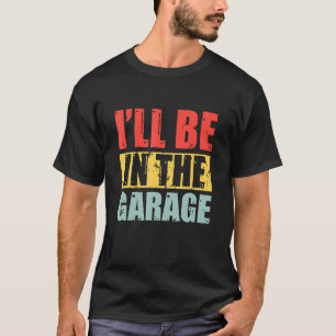 Mannen zal in de kledingvintage van de auto staan. t-shirt