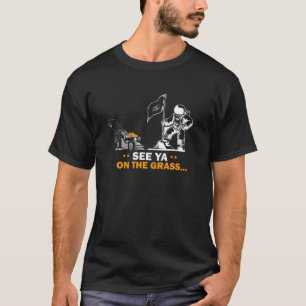 Mannen zien Ya op de gras, maaien met een maaien p T-shirt