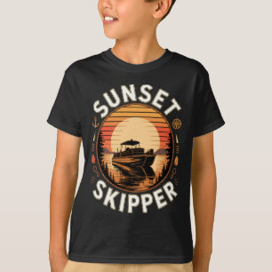 Mannen zonsondergang schipper varen boot ponton me t-shirt