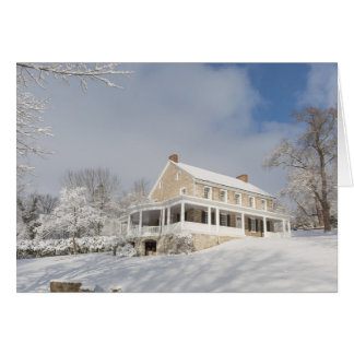 Manoir en pierre dans la neige et la lumière du