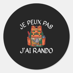 Mans ik kan niet ik heb hiking cadeau performance  ronde sticker