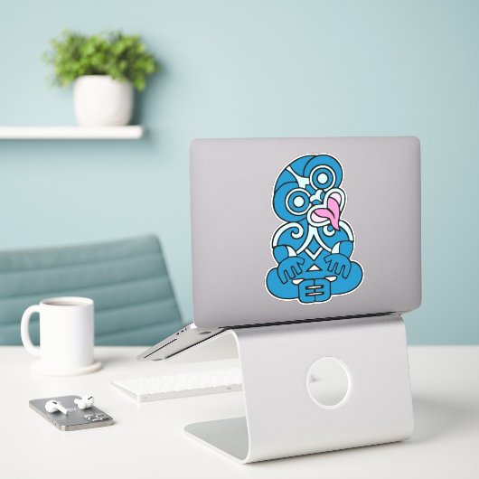 Maori Hei Tiki Sticker (Laptop op bureau)