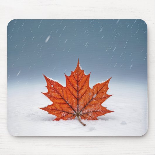 Maple Leaf On Fresh Snow Muismat (Voorkant)