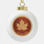 Maple Leaf on Inner Birch Bark Keramische Bal Ornament (Voorkant)