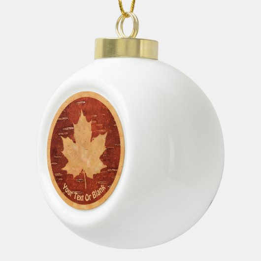 Maple Leaf on Inner Birch Bark Keramische Bal Ornament (Rechts)