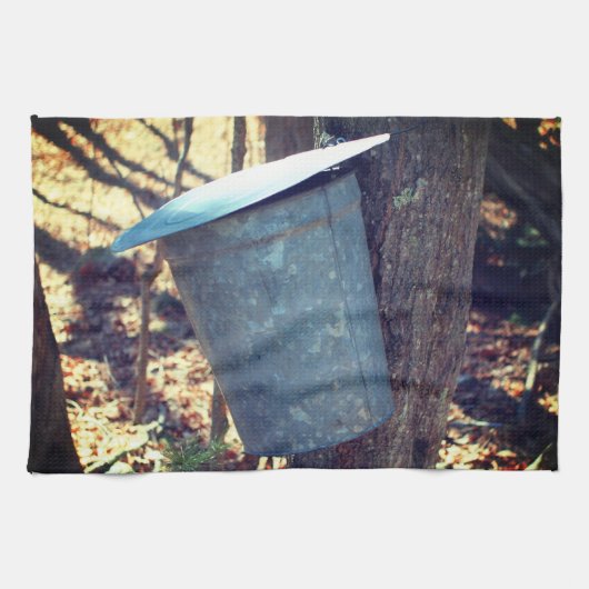 Maple Sugar Sap Bucket on Tree Theedoek (Horizontaal)