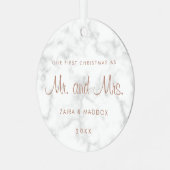 Marble Roos Gold Mr. en Mrs. Our First Kerstmis Metalen Ornament (Voorkant links)