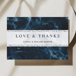 Marbre blanc bleu de la marine Carte de remercieme<br><div class="desc">Elégant marbre bleu marine blanc avec rayures de parties scintillant argent carte de remerciements mariage. Pour une personnalisation plus avancée de cette conception,  cliquez sur le lien "Customiser plus loin". Des éléments correspondants sont également disponibles</div>