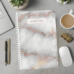 Marbre gris or rose Nom personnalisé Personnalisé<br><div class="desc">Restez organisé en style avec notre planificateur personnalisé Rose Gold Grey Marble. Cet élégant planificateur est doté d'un design rose chic en or et en marbre gris, parfait pour suivre votre emploi du temps, vos tâches et vos objectifs. Ajoutez votre nom ou un message spécial pour une touche personnalisée. Idéal...</div>