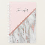 Marbre gris rose Rose moderne à huile d'or | Ajout<br><div class="desc">Magnifique planificateur quotidien personnalisé moderne / calendrier pour une fille / femme.  Arrière - plan rose vif avec design en marbre doré faux rose tendance avec option pour ajouter nom ou message.  Parfait pour l'école,  les affaires,  le mariage ou personnel.</div>