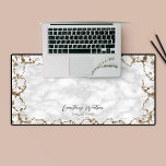 Marbre Parties scintillant or Elegant Motif Nom co<br><div class="desc">Apportez une touche de sophistication à votre espace de travail avec cet élégant tapis de bureau en marbre blanc et en parties scintillant dorée, avec des couleurs faux or, élégant arrière - plan en marbre, ainsi que de l'espace pour votre nom ou nom d'entreprise. Utilisez ce tapis de bureau élégant...</div>