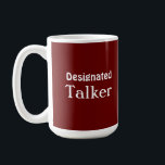 Marcheuse désignée Funny Mug rouge<br><div class="desc">Une tasse amusante avec le texte "Désigné Talker". ENTIÈREMENT PERSONNALISABLE. Vous pouvez modifier la police,  la couleur de police et la couleur arrière - plan. Si vous avez besoin d'aide pour votre personnalisation,  demandez-nous.</div>