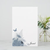 Marguerites bleues avec la papeterie de papillons (Debout devant)