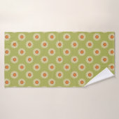 Marguerites de crème et d'orange sur Motif vert Av (Serviette de bain)