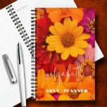 Marguerites vibrantes monogrammes<br><div class="desc">Votre monogramme et prénom en lettres chic sur une photo de marguerites vibrantes en jaune,  rose chaud et rouge sur un planificateur personnalisé. Idéal pour vous-même ou un grand cadeau pour toute occasion.</div>