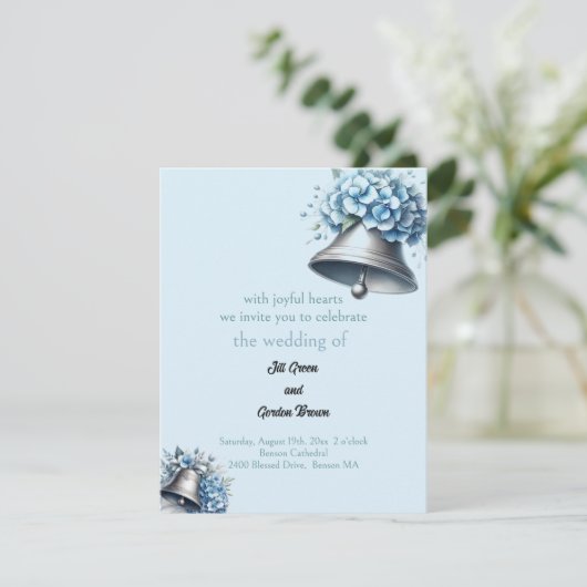 Mariage Bells Blue Hydrangea Invitation (Debout devant)