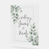 Mariage Blanc Moderne avec Feuillage Minimal (Angle)