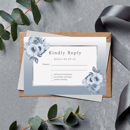 Mariage bleu poussiéreux flores chic argent RSVP