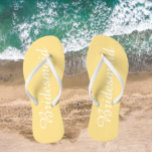Mariage Bridesmaid Beurre tendance jaune<br><div class="desc">Offrez à vos serveuses d'accueil mariages ces tongs élégantes de femme d'honneur qui sont une couleur jaune beurre tendance avec un script blanc et stylisé pour compléter votre schéma de couleurs mariage similaire. Sélectionnez la taille du pied avec d'autres options.</div>