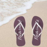 Mariage Bridesmaid Eggplant tendance<br><div class="desc">Offrez à vos serveuses d'accueil mariages ces tongs élégantes,  qui sont une couleur d'aubergine tendance,  avec un script blanc et stylisé pour compléter votre schéma de couleurs mariages similaire. Sélectionnez la taille du pied avec d'autres options. Disponible dans de nombreux modèles de couleurs mariages de demoiselles d'honneur populaires.</div>