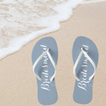 Mariage Bridesmaid tendance Dusty Blue<br><div class="desc">Offrez à vos serveuses d'accueil mariages ces tongs élégantes de femme d'hôte qui sont une couleur bleue poussiéreuse et tendance avec un script blanc et stylisé pour compléter votre schéma de couleurs mariage similaire. Sélectionnez la taille du pied avec d'autres options. Disponible dans de nombreux modèles de couleurs mariages de...</div>