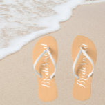 Mariage Bridesmaid tendance Peach<br><div class="desc">Offrez à vos serveuses d'accueil mariages ces tongs élégantes de servante d'accueil, ainsi qu'un script blanc et stylisé qui sont une couleur de pêche tendance pour compléter votre schéma de couleurs mariages similaire. Sélectionnez la taille du pied avec d'autres options. Disponible dans de nombreux modèles de couleurs mariages de demoiselles...</div>