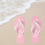 Mariage Bridesmaid tendance rose<br><div class="desc">Offrez à vos serveuses d'accueil mariages ces tongs élégantes, de couleur rose et tendance, avec un script blanc et stylisé, pour compléter votre modèle de couleurs mariages similaire. Sélectionnez la taille du pied avec d'autres options. Disponible dans de nombreux modèles de couleurs mariages de demoiselles d'honneur populaires.</div>
